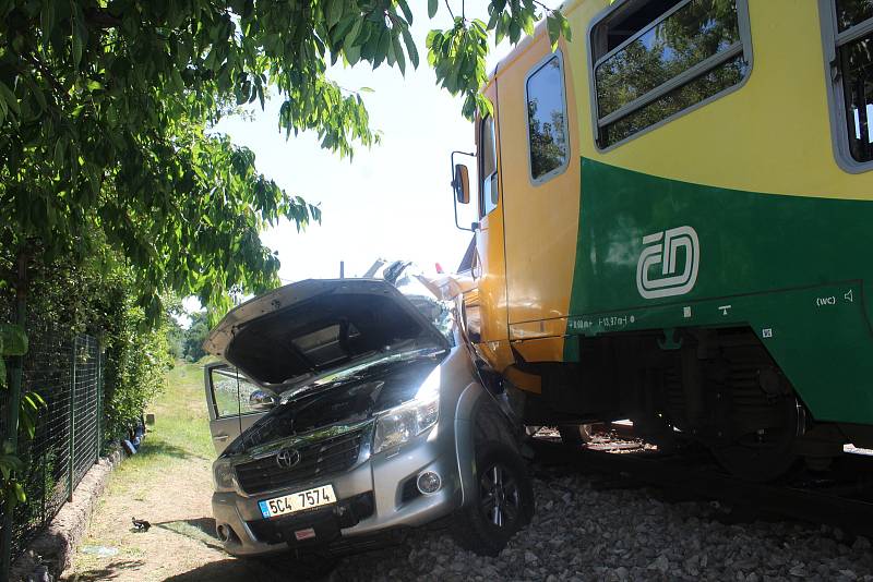 V Mačkově na přejezdu došlo k nehodě auta a vlaku.