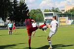 Hokejisté HC Strakonice (červené dresy) si na závěr letní přípravy zahráli fotbálek proti Sokolu Cehnice (1:5).