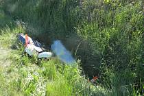Pod crossovou motorkou byl u  Škůdry nalezen mrtvý motocyklista.