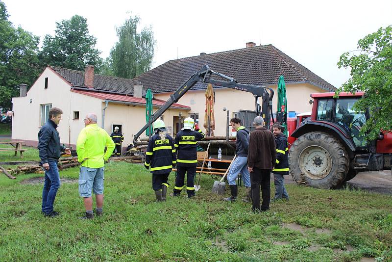 Přívalové deště přinesly ze čtvrtka 6. na pátek 7. června 2019 do Bílska velkou vodu a bahno.