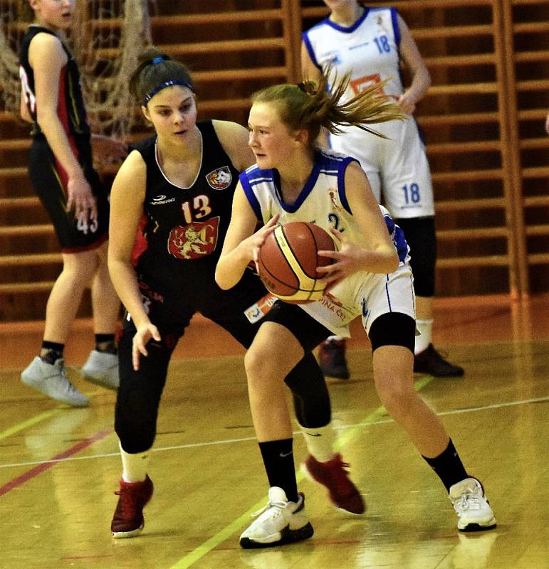 Liga starší žákyně: Strakonice - Hradec Králové 57:82.