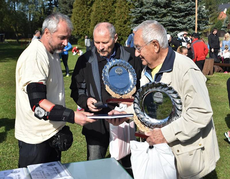 Strakoničtí lyžaři ocenili zasloužilým trenérům. Foto: Jan Škrle