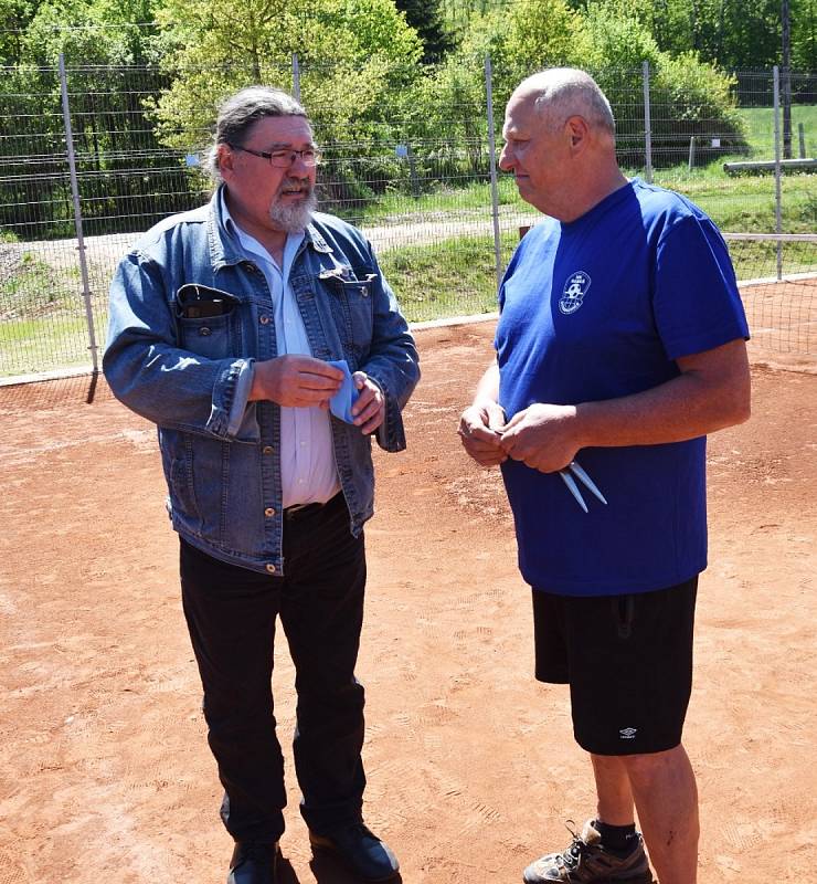 Nohejbalisté strakonické Habeše mají nové kabiny.