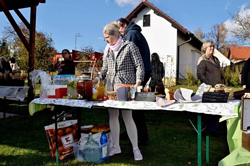 Farmářský trh na zahradě MŠ v Čepřovicích.