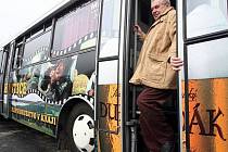 Miloš Zeman navštívil družstevníky v Hošticích u Volyně ještě než byl prezidentem v lednu 2009. Prohlédl si i pověstný autobus Zemák.