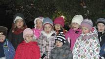 Rozsvícení vánočního stromu doprovodily zpěvem místní děti