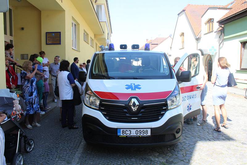 Detašované pracoviště strakonické nemocnice ve Vodňanech má novou sanitku.