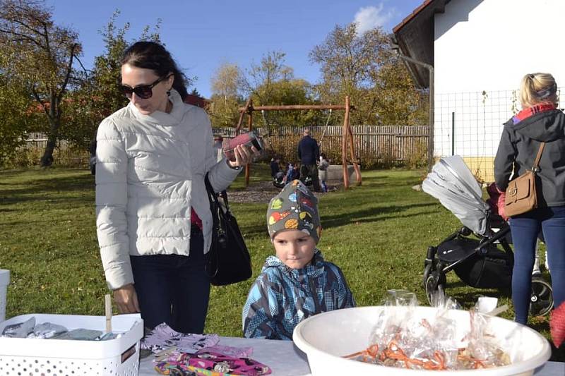 Farmářský trh na zahradě MŠ v Čepřovicích.