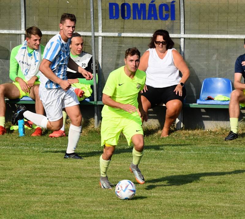 Fotbalisté Oseka (ve žlutém v utkání s Rudolfovem) remizovali ve 3. kole KP s Třeboní 4:4.