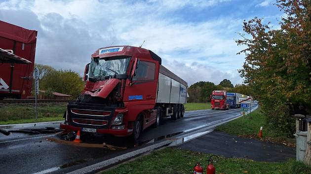 Nehoda dvou kamionů u Tchořovic zablokovala silnici.