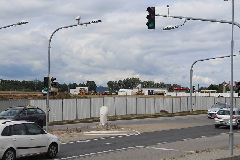 Výstavba nového marketu Kaufland.