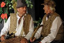 Divadelní ochotníci z Novosedel měli premiéru hry se zpěvy o Františku Kmochovi.  Na snímku jsou  zleva Josef Pichler a Stanislav Talian st.
