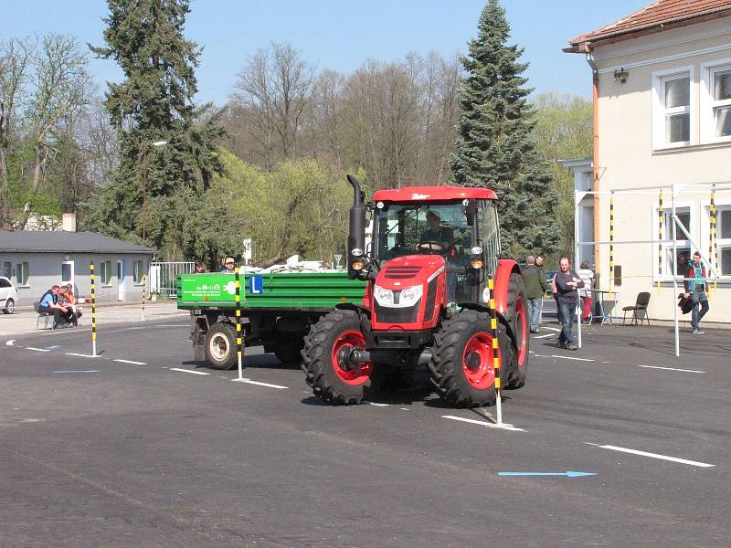 Nová plocha nádvoří umožnila soutěžní prvky umístit tentokrát jinak než v předchozích letech. Trať byla technicky náročnější a pořádně některé závodníky potrápila.