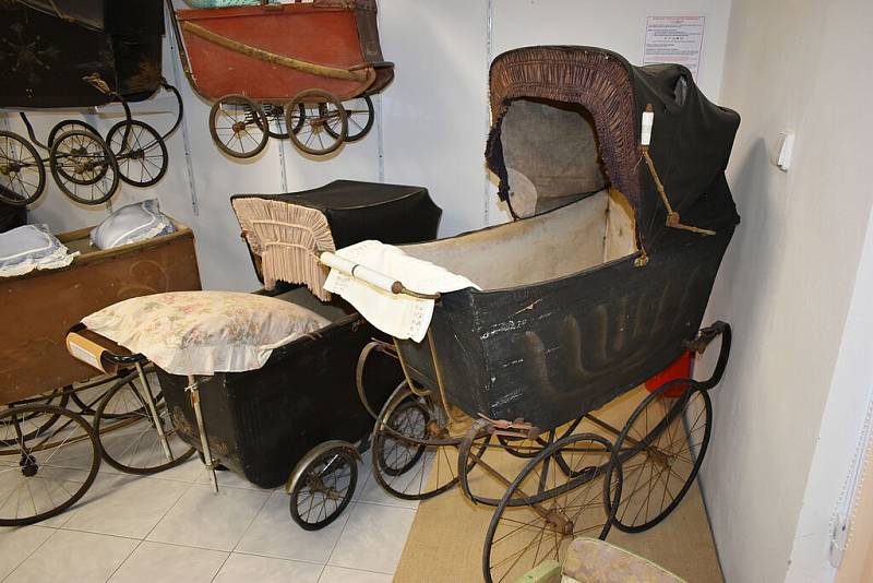 Duchcovská továrna HIKO, později známá jako Továrna dětských vozidel (TDV) vyráběla dětské kočárky, koloběžky, tříkolky, autíčka i houpačky.