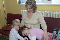 K dětské lékařce přišla Tereza Procházková se svými dcerami  čtyřletou Lucií a dvouletou Michalou.  
