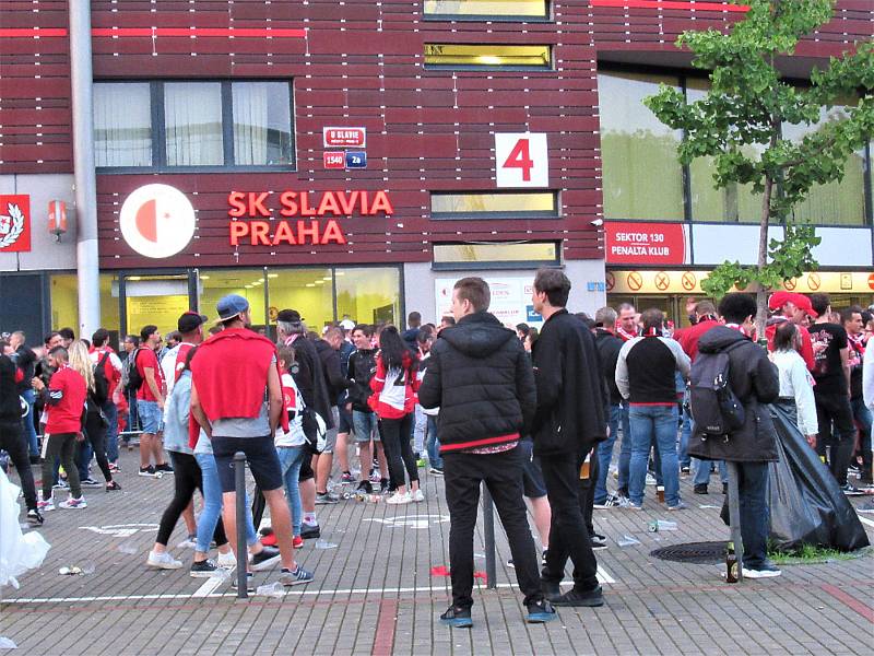 Fanoušci Slávie Praha ze Strakonicka vyrazili do Edenu slavit titul.