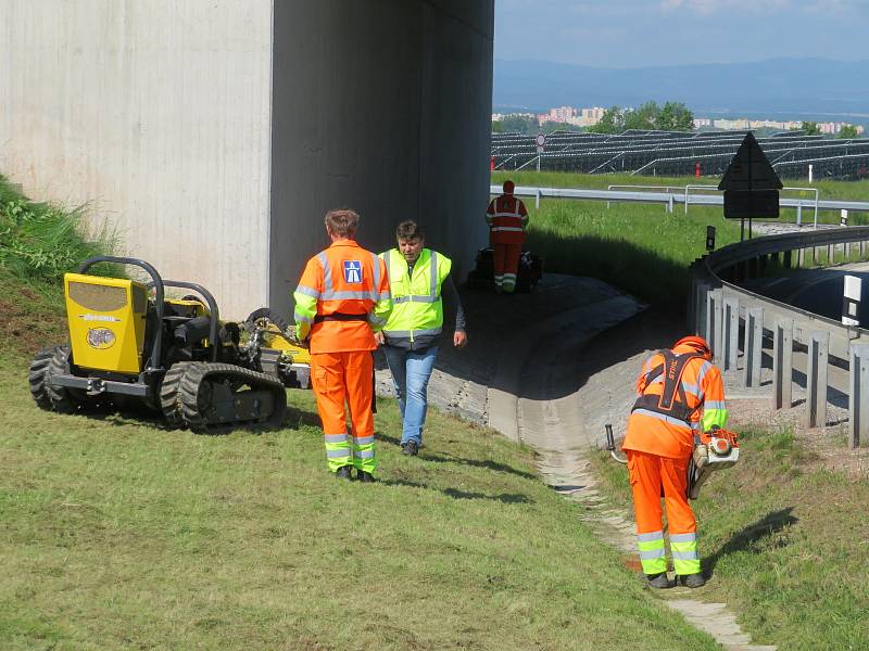 Robotické sekačky jsou cennými pomocníky při kosení svahů dálnice D3. Dálkově je ovládají zaměstnanci Střediska správy a údržby dálnic z Chotovin.