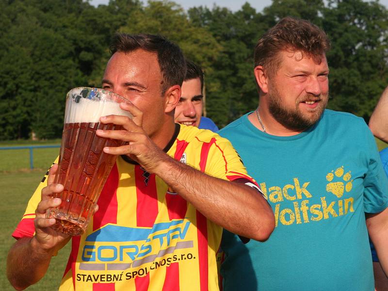 Fotbalisté Junioru Strakonice slavili čtvrtý postup v řadě.