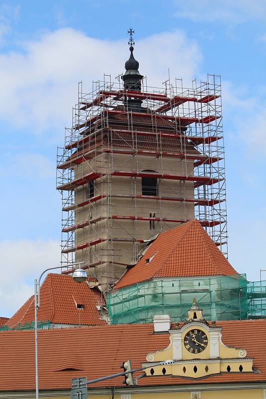 Kostel sv. Prokopa ve Strakonicích halí lešení.