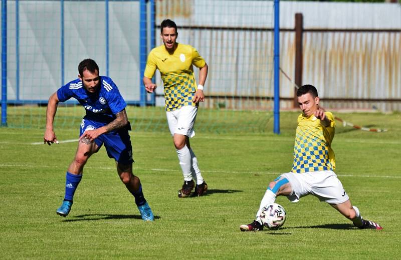 Fotbalová divize: Katovice - Jindřichův Hradec 1:0 (1:0).