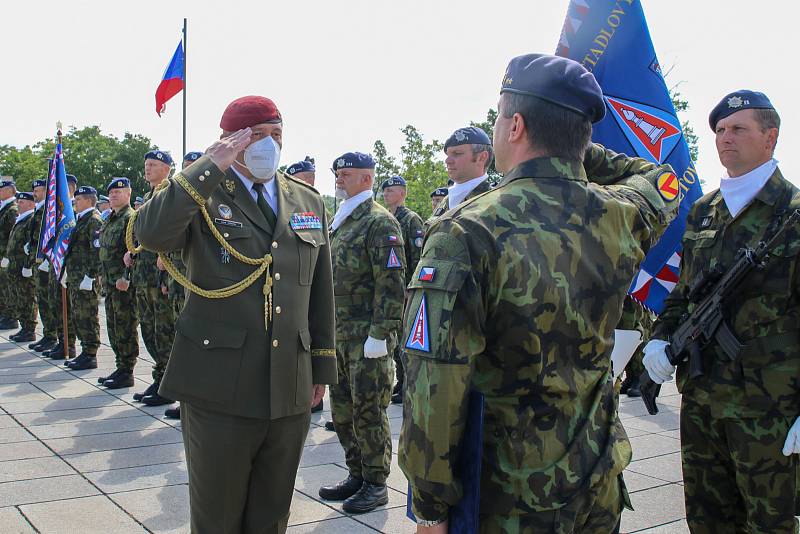 Strakoničtí vojáci během slavnostního nástupu na pražském Vítkově.