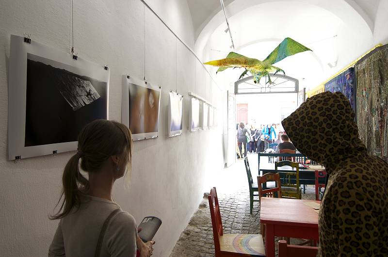 Ředitelka Centra kultury a vzdělávání Blatná (CKVB) Broňa Winklerová a konferenciér Blatenského fotofestivalu - Jan Flaška těsně před oficiálním zahájením.