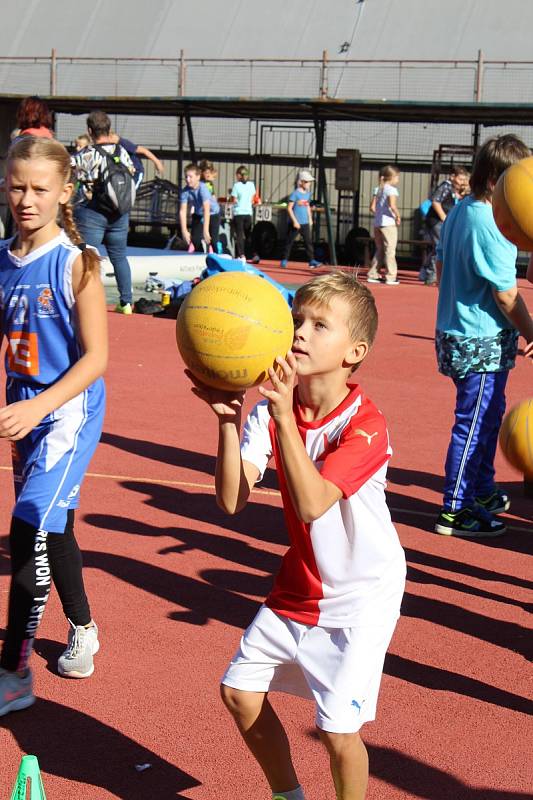 Kdo sportuje, nezlobí. Sportovci, policisté, hasiči, záchranáři i vojáci ukázali dětem, jak lze smysluplně využít volný čas.