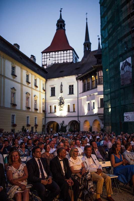 V pátek 26. července 2019 se na zámku Blatná konal koncert slavné vídeňské filharmonie Donau Philharmonie Wien.