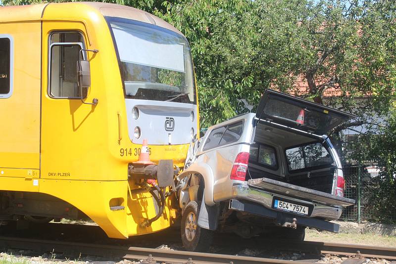 V Mačkově na přejezdu došlo k nehodě auta a vlaku.