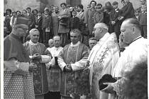 Vzpomínka na svaté biřmování s mnoha církevními osobnostmi se zdejším děkanem P. Karlem Kovářem.