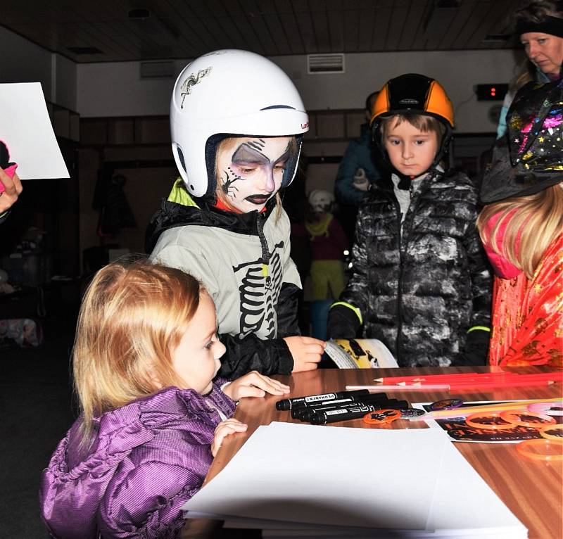 Strakonický led se proměnil na rej halloweenských strašidel.