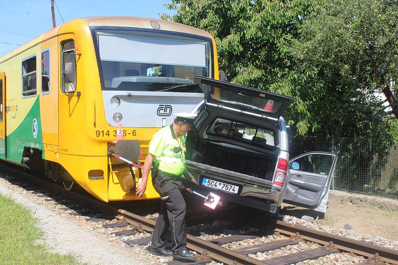 V Mačkově na přejezdu došlo k nehodě auta a vlaku.