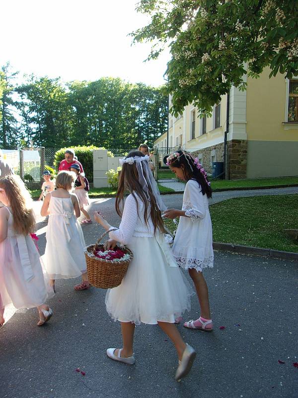 Oslava svátku Božího těla spojená s eucharistickým průvodem.