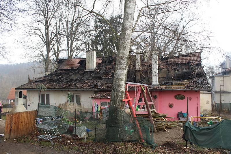 Prohořelá střecha, všudypřítomný pach spáleniště prolitého vodu. Místo úterního požáru ve Strakonicích.