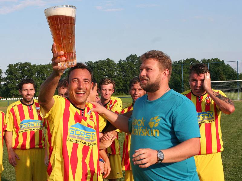 Fotbalisté Junioru Strakonice slavili čtvrtý postup v řadě.