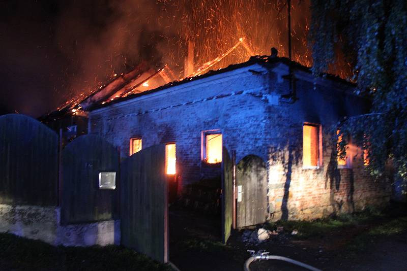 Požár v obci Sedlíkovice zničil celý objekt.