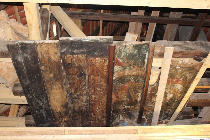 Rekonstrukce strakonického muzea odkryla malby a oltářní desky.