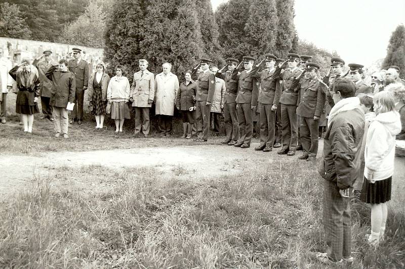 Prvomájový průvod a pokládání věnců v květnu 1989 ve Vodňanech.