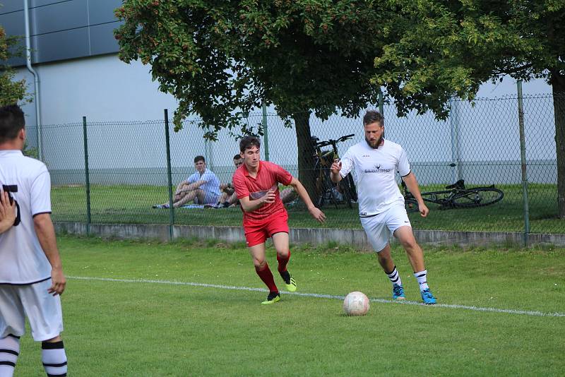 Hokejisté HC Strakonice (červené dresy) si na závěr letní přípravy zahráli fotbálek proti Sokolu Cehnice (1:5).