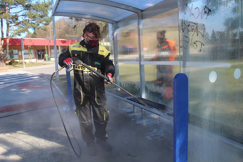 Dezinfekce autobusových zastávek ve Strakonicích.