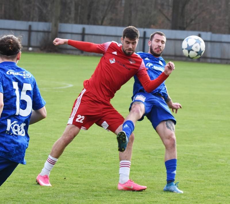 Fotbalová divize: Otava Katovice - Petřín Plzeň 3:0 (2:0).