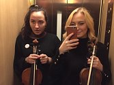 Houslistka Bernardeta Bučoková (vpravo) a violistka Alena Svobodová byly členkami orchestru, který hrál při udílení Cen Paměti národa v Národním divadle.
