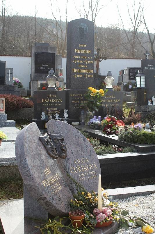 Kousek od hrobu Jiřiny Jiráskové je místo posledního odpočinku jejího někdejšího manžela Jiřího Pleskota.
