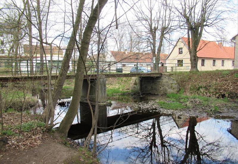 Jan Malířský se na svých cestách vydal i do Horažďovic, aby navštívil anglický park Ostrov.