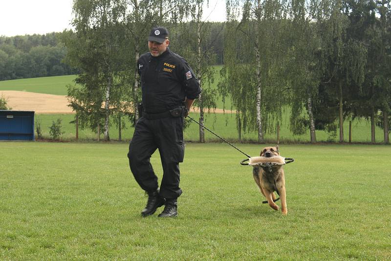 Pražák - Dne 22. června připravil Sbor dobrovolných hasičů Pražák zábavné odpoledne pro děti s názvem Den se záchranáři.