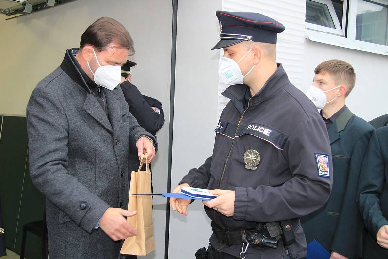 Ocenění studentů Střední rybářské školy ve Vodňanech a policistů, kteří zachránili ženu a dítě.