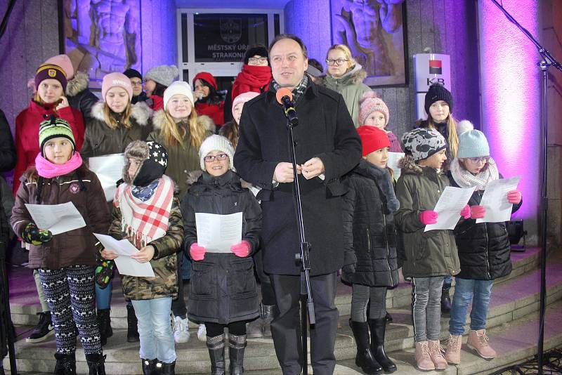 Velké náměstí ve Strakonicích bylo na akci Česko zpívá koledy opět plné.