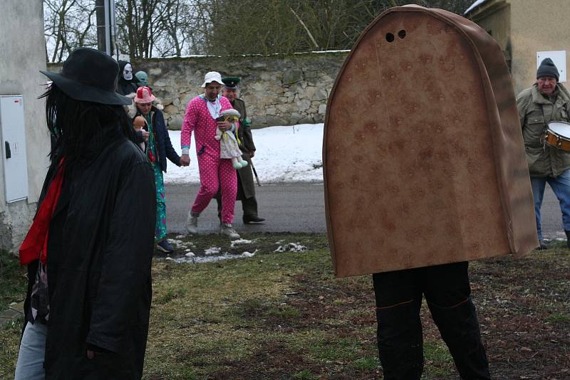 Průvod maškar vyrazil  v sobotu odpoledne po Sudoměři.