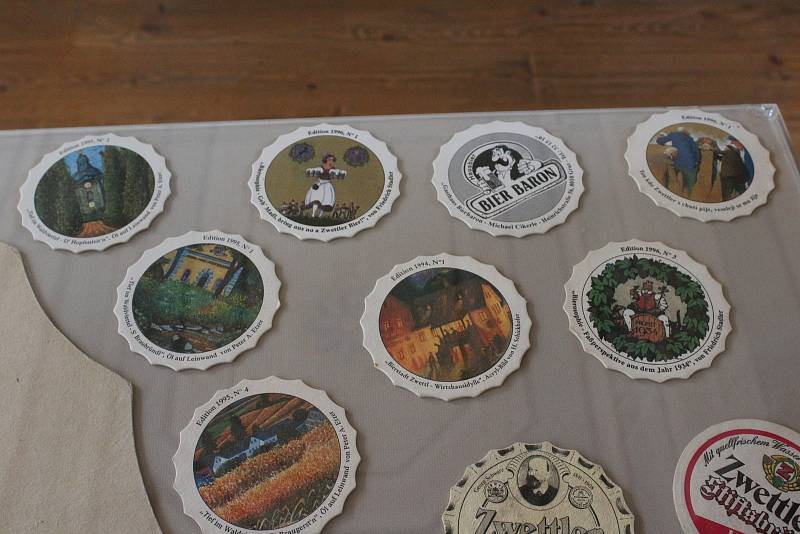 V muzeu v Bavorově jsou k vidění pivní tácky.