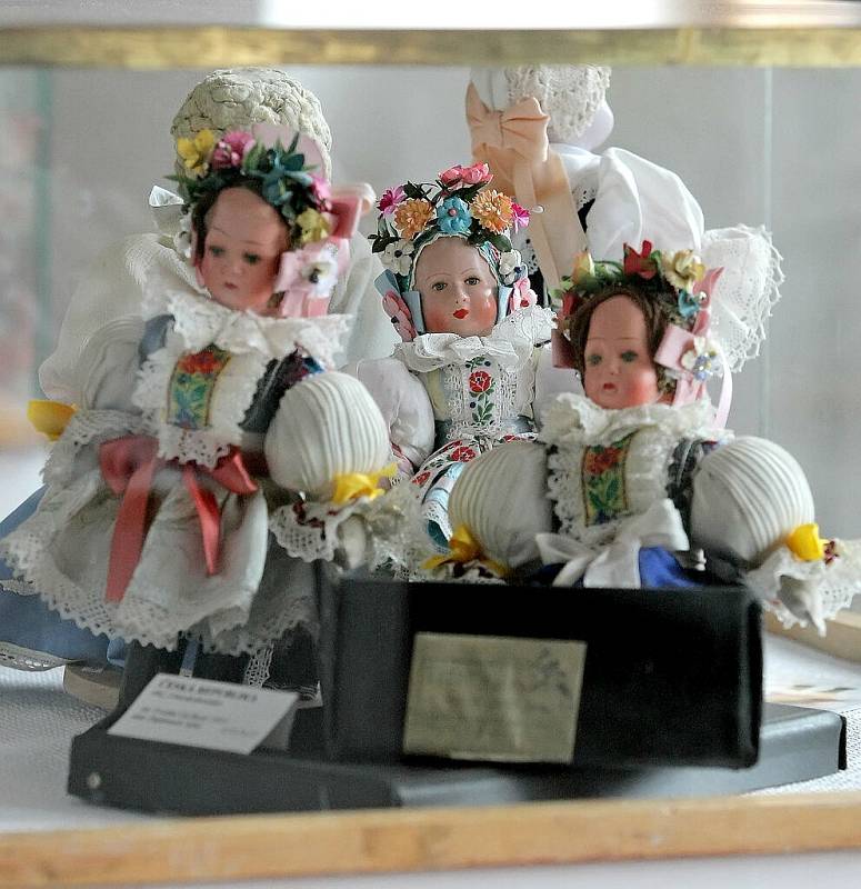 Panenky z výstavy Marie Žilové a její vnučky Markéty Jurmanové, která se konala v Humpolci.